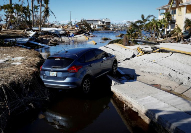 Huricane Ian car in ditch