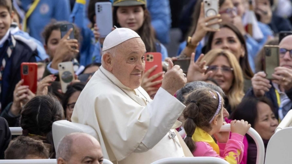 Pope Francis gives a thumbs