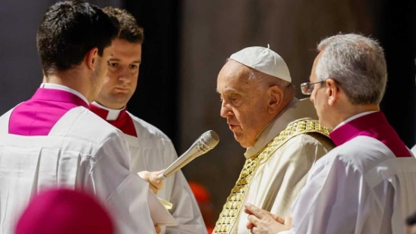 Pope Francis prays before formally delivering "Spes Non Confundit," 