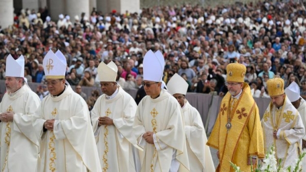 Bishops at opening synod