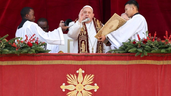 Pope Francis gives his Christmas blessing "urbi et orbi" (