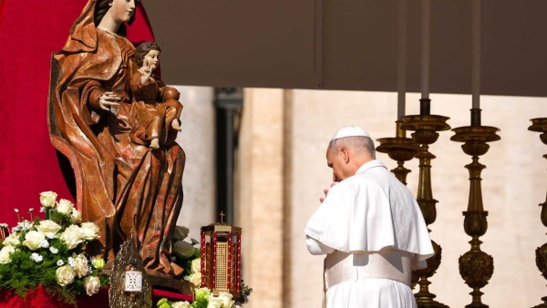Pope Leo XIV prays before a statue of Mary and the Child Jesus with the relics of Sts. Carlo Acutis and Pier Giorgio Frassati