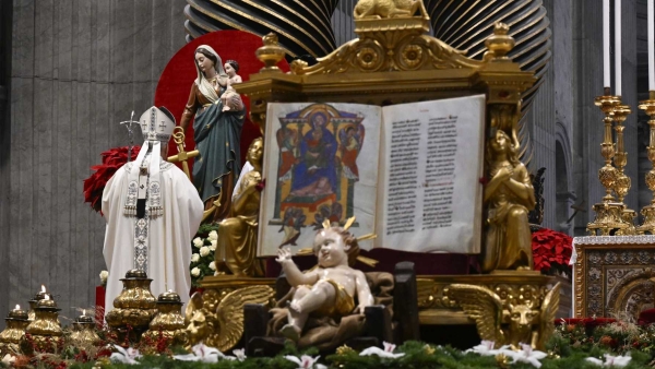 Pope Leo XIV venerates an image of Our Lady of Hope